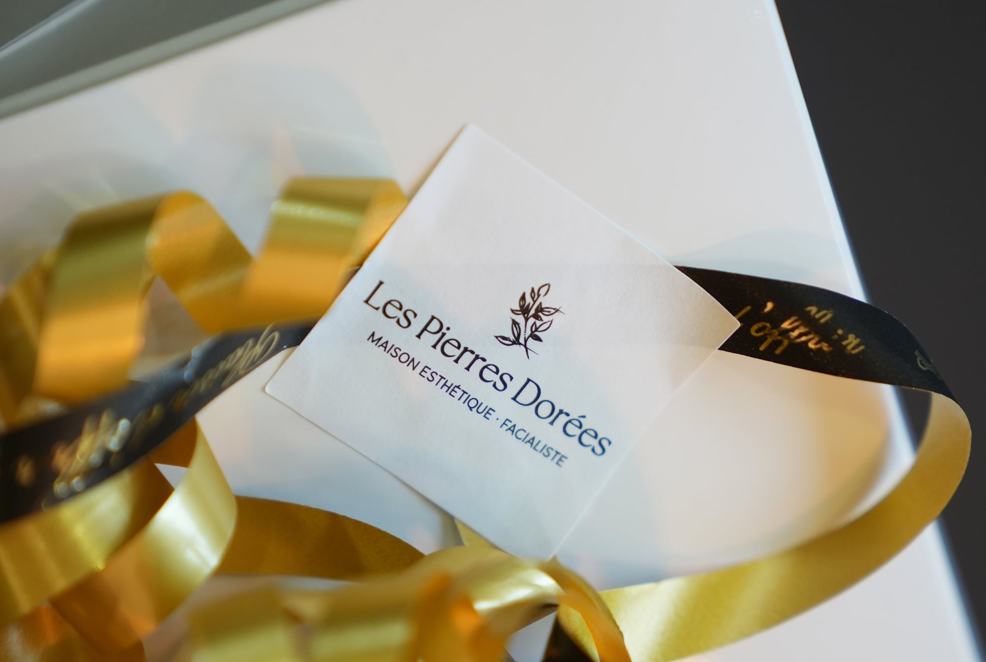 Illuminez les Fêtes avec des Idées Cadeaux Beauté à la Maison Les Pierres Dorées  - Maison Les Pierres Dorées